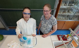 Die 14-jährige Eysan Cetin bei einem der vielen Windeltest im Chemielabor der Schule. AG-Lehrerin Frauke Diekmann assistiert fürs Foto. - Peter Unger Die 14-jährige Eysan Cetin bei einem der vielen Windeltest im Chemielabor der Schule. AG-Lehrerin Frauke Diekmann assistiert fürs Foto. - Peter Unger