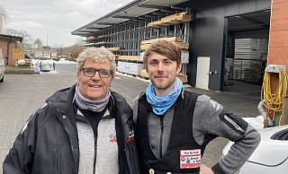 Vater und Sohn: Die familiären Weichen hat Senior Dieter Berheide gestellt. Sohn Max hat als dreifacher Meister in den Gewerken Dachdecker, Zimmerei und Klempnerei die Grundlagen für das Führen der Firma geschaffen. - Burkhard Hoeltzenbein Vater und Sohn: Die familiären Weichen hat Senior Dieter Berheide gestellt. Sohn Max hat als dreifacher Meister in den Gewerken Dachdecker, Zimmerei und Klempnerei die Grundlagen für das Führen der Firma geschaffen. - Burkhard Hoeltzenbein