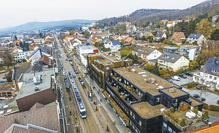 Dicht von Häusern eingefasst: Auf der Hauptstraße fahren die Radler bisher auf einer eignen Spur direkt neben den Gehsteigen. Das wird immer wieder kritisiert. Künftig sollen sie auf der Straße fahren. Aber auch das birgt Probleme. - Jens Reddeker Dicht von Häusern eingefasst: Auf der Hauptstraße fahren die Radler bisher auf einer eignen Spur direkt neben den Gehsteigen. Das wird immer wieder kritisiert. Künftig sollen sie auf der Straße fahren. Aber auch das birgt Probleme. - Jens Reddeker