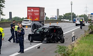 Der Ford der beiden Bielefelderinnen war am Donnerstag auf der Mittelspur liegen geblieben. Ein weißer Kleintransporter prallte kurz darauf in das Heck des Pannenfahrzeugs. - Max Lametz Der Ford der beiden Bielefelderinnen war am Donnerstag auf der Mittelspur liegen geblieben. Ein weißer Kleintransporter prallte kurz darauf in das Heck des Pannenfahrzeugs. - Max Lametz
