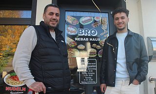 Hassan Bro Masto (l.) unterstützt seinen Sohn Schiar Bro in dessen neuem Restaurant. - Jan-Henrik Gerdener Hassan Bro Masto (l.) unterstützt seinen Sohn Schiar Bro in dessen neuem Restaurant. - Jan-Henrik Gerdener