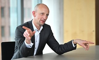 Carsten-Alexander Müller von der DB AG plant das Großbauprojekt einer Bahntrasse zwischen Bielefeld und Hannover. - www.oliver-lang.com Carsten-Alexander Müller von der DB AG plant das Großbauprojekt einer Bahntrasse zwischen Bielefeld und Hannover. - www.oliver-lang.com