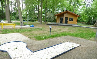 Der ganze Stolz von Ennigloh-aktiv: Die neue Hütte am Minigolfplatz soll am Samstag erstmals geöffnet sein. - Thorsten Mailänder Der ganze Stolz von Ennigloh-aktiv: Die neue Hütte am Minigolfplatz soll am Samstag erstmals geöffnet sein. - Thorsten Mailänder