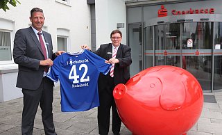 Zum Abschied bekam Reinhold Knebel (r.) ein Trikot mit der Nummer 42 geschenkt. So viele Jahre war er bei der Sparkasse. Es wurde ihm von Filialleiter Jürgen Flink überreicht. - Dirk Windmöller Zum Abschied bekam Reinhold Knebel (r.) ein Trikot mit der Nummer 42 geschenkt. So viele Jahre war er bei der Sparkasse. Es wurde ihm von Filialleiter Jürgen Flink überreicht. - Dirk Windmöller