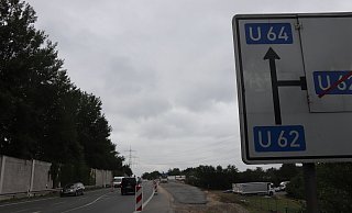 Straßenbauarbeiten: Es muss erst schmaler werden, bevor die Straße breiter wird. Deswegen kommt es zu Behinderungen. Und Pendler müssen weite Umwege in Kauf nehmen. - Birgit Guhlke Straßenbauarbeiten: Es muss erst schmaler werden, bevor die Straße breiter wird. Deswegen kommt es zu Behinderungen. Und Pendler müssen weite Umwege in Kauf nehmen. - Birgit Guhlke