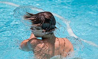 Dieser Junge kühlt sich im Wasser ab. Symbolfoto: pixabay - pixabay Dieser Junge kühlt sich im Wasser ab. Symbolfoto: pixabay - pixabay
