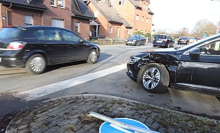 Drei Autos sind am Montagnachmittag vor der Unterführung Quellental zusammengestoßen. Verletzt wurde niemand. - Ulf Hanke Drei Autos sind am Montagnachmittag vor der Unterführung Quellental zusammengestoßen. Verletzt wurde niemand. - Ulf Hanke