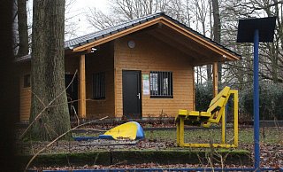 Die neue Holzhütte im Bünder Dustholz: Der Bau der Hütte hat etwa 100.000 Euro gekostet. - Florian Weyand Die neue Holzhütte im Bünder Dustholz: Der Bau der Hütte hat etwa 100.000 Euro gekostet. - Florian Weyand