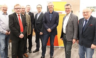 Zum neuen CDU-Vorstand gehören Thomas Siese (v. l., Schatzmeister), Friedrich Wehmeier (Schriftführer), die neuen stellvertretenden Vorsitzenden Dennis Jorczick und Frank Keminer, Michael Berg (Pressewart), Axel Meckelmann (CDU-Bürgermeisterkandidat und Mitgliederbeauftragter) und Vorsitzender Klaus Fiedler. Zu Gast war bei ihnen Landratskandidat Jens Gnisa. - Birgit Guhlke Zum neuen CDU-Vorstand gehören Thomas Siese (v. l., Schatzmeister), Friedrich Wehmeier (Schriftführer), die neuen stellvertretenden Vorsitzenden Dennis Jorczick und Frank Keminer, Michael Berg (Pressewart), Axel Meckelmann (CDU-Bürgermeisterkandidat und Mitgliederbeauftragter) und Vorsitzender Klaus Fiedler. Zu Gast war bei ihnen Landratskandidat Jens Gnisa. - Birgit Guhlke