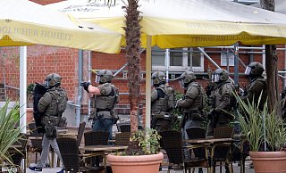 Schwer bewaffnete Spezialeinsatzkräfte der Polizei durchsuchten die Gaststätte "New Orleans" nach dem Messerangriff. Drei Tatverdächtige wurde vorübergehend verhaftet, darunter der Vater des Wirts. - Thorsten Gödecker Schwer bewaffnete Spezialeinsatzkräfte der Polizei durchsuchten die Gaststätte "New Orleans" nach dem Messerangriff. Drei Tatverdächtige wurde vorübergehend verhaftet, darunter der Vater des Wirts. - Thorsten Gödecker