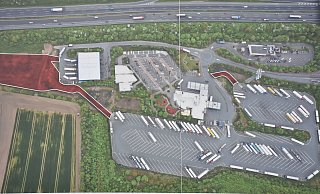 Erweiterung im Randbereich: Diese Vogelperspektive zeigt die neuen Lkw-Parkplätze (die rote Fläche links), die von der Autohof-Zufahrt aus betrachtet direkt hinter der Lkw-Waschanlge liegen und über eine neue Zufahrt erreicht werden. Foto: privat - Dirk Haunhorst Erweiterung im Randbereich: Diese Vogelperspektive zeigt die neuen Lkw-Parkplätze (die rote Fläche links), die von der Autohof-Zufahrt aus betrachtet direkt hinter der Lkw-Waschanlge liegen und über eine neue Zufahrt erreicht werden. Foto: privat - Dirk Haunhorst