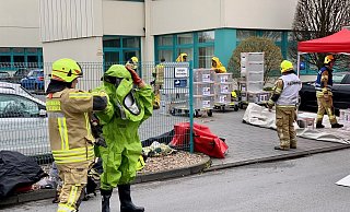 Die Feuerwehrleute gehen unter Chemikalienschutzanzügen in den Einsatz. - Ralph Meyer Die Feuerwehrleute gehen unter Chemikalienschutzanzügen in den Einsatz. - Ralph Meyer