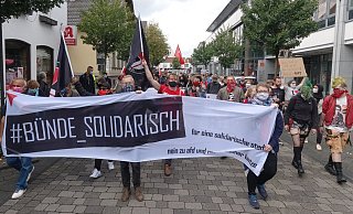 Mehr als 300 Demonstranten zeigten in Bünde am Samstagnachmittag, was sie von "rechter Hetze" und der AfD halten. - Gerald Dunkel Mehr als 300 Demonstranten zeigten in Bünde am Samstagnachmittag, was sie von "rechter Hetze" und der AfD halten. - Gerald Dunkel