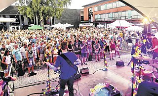 Gut besucht: Vor der Bühne im Bürgerpark wird es während des Goldplay-Auftritts richtig voll. Insgesamt etwa 1.500 Besucher kommen zur ersten Auflage des kostenlosen „Glanzlichter Open Air". - Kristoffer Fillies Gut besucht: Vor der Bühne im Bürgerpark wird es während des Goldplay-Auftritts richtig voll. Insgesamt etwa 1.500 Besucher kommen zur ersten Auflage des kostenlosen „Glanzlichter Open Air". - Kristoffer Fillies