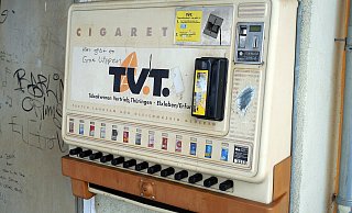 Die Gesuchten nahmen gleich zweimal Anlauf, um den Zigarettenautomaten aufzubrechen. - Symbolfoto: Pixabay Die Gesuchten nahmen gleich zweimal Anlauf, um den Zigarettenautomaten aufzubrechen. - Symbolfoto: Pixabay