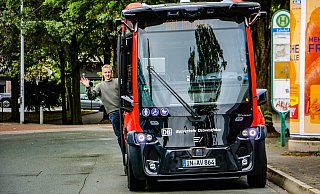 NW-Reporter Moritz Trinsch testet den selbst fahrenden "Ultimo"-Bus. Das Fazit: Trotz einzelner Ruckeleien, braucht niemand Muffensausen haben, wenn er in den Elektro-Shuttle einsteigt. - Daniel Salmon NW-Reporter Moritz Trinsch testet den selbst fahrenden "Ultimo"-Bus. Das Fazit: Trotz einzelner Ruckeleien, braucht niemand Muffensausen haben, wenn er in den Elektro-Shuttle einsteigt. - Daniel Salmon