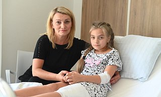 Nach den Bissen eines nicht angeleinten Hundes sitzt die zehnjährige Wiktoria mit dickem Verband am Oberschenkel im Krankenbett. Ihre Tante Danuta Kaiser hält ihre Hand und tröstet das Kind. Ein paar Tage muss das Mädchen noch im Krankenhaus bleiben. - EvKB Nach den Bissen eines nicht angeleinten Hundes sitzt die zehnjährige Wiktoria mit dickem Verband am Oberschenkel im Krankenbett. Ihre Tante Danuta Kaiser hält ihre Hand und tröstet das Kind. Ein paar Tage muss das Mädchen noch im Krankenhaus bleiben. - EvKB