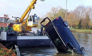 Die Wasserschutzpolizei hatte den gestohlenen Van entdeckt. Sie beauftragten das Wasser- und Schifffahrtsamt mit der Bergung des Fahrzeugs. - Polizei Die Wasserschutzpolizei hatte den gestohlenen Van entdeckt. Sie beauftragten das Wasser- und Schifffahrtsamt mit der Bergung des Fahrzeugs. - Polizei