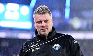 Trainer Lukas Kwasniok und sein SC Paderborn standen nach dem 2:4 gegen Schalke buchstäblich im Regen. - David Inderlied/dpa Trainer Lukas Kwasniok und sein SC Paderborn standen nach dem 2:4 gegen Schalke buchstäblich im Regen. - David Inderlied/dpa
