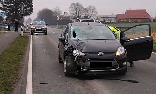 Das Auto des Fahrers wies sichtbare Schäden an der Front und der Windschutzscheibe auf. - Polizei Minden-Lübbecke Das Auto des Fahrers wies sichtbare Schäden an der Front und der Windschutzscheibe auf. - Polizei Minden-Lübbecke