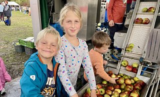 Smilla und ihr Bruder Silian Südhoff (l.) aus Rheda Wiedenbrück beim Waschen der selbst mitgebrachten Äpfel. Beim Apfelfest auf dem Vauß-Hof. Auch Lars Jäger(r), der Sohn des Inhabers der Saftpresse, hilft mit. - Carola Drabon Smilla und ihr Bruder Silian Südhoff (l.) aus Rheda Wiedenbrück beim Waschen der selbst mitgebrachten Äpfel. Beim Apfelfest auf dem Vauß-Hof. Auch Lars Jäger(r), der Sohn des Inhabers der Saftpresse, hilft mit. - Carola Drabon