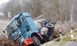 Der Lkw liegt an der B64 in einem Graben. - Andreas Eickhoff Der Lkw liegt an der B64 in einem Graben. - Andreas Eickhoff