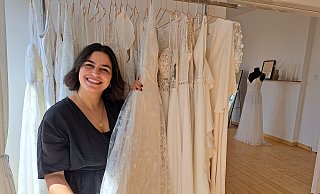 Nicht jedes Kleid schafft es in den Concept-Store. Die Maßschneidermeisterin Tijen Sagir legt Wert auf Nachhaltigkeit und einen besonderen Stil. - Silke Derkum-Homburg Nicht jedes Kleid schafft es in den Concept-Store. Die Maßschneidermeisterin Tijen Sagir legt Wert auf Nachhaltigkeit und einen besonderen Stil. - Silke Derkum-Homburg