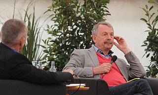 Wolfgang Streeck erklärt die Zauberformel des Kapitalismus auf dem Literaturfest "Poetische Quellen". - Ulf Hanke Wolfgang Streeck erklärt die Zauberformel des Kapitalismus auf dem Literaturfest "Poetische Quellen". - Ulf Hanke