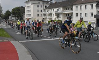 Auf dem Liboriberg in Paderborn, wo sonst Autofahrer dicht aneinander gereiht fahren, beanspruchten die Fahrradfahrer die rechte Spur. - Julia Stratmann Auf dem Liboriberg in Paderborn, wo sonst Autofahrer dicht aneinander gereiht fahren, beanspruchten die Fahrradfahrer die rechte Spur. - Julia Stratmann