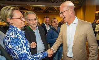 Handshake am Wahlabend: Christiana Bauer (CDU) und Ingo Nürnberger (SPD) müssen am 28. September zur OB-Stichwahl antreten. - Sarah Jonek Handshake am Wahlabend: Christiana Bauer (CDU) und Ingo Nürnberger (SPD) müssen am 28. September zur OB-Stichwahl antreten. - Sarah Jonek