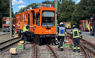 Auf der Linie 4 der Bielefelder Stadtbahn ist am Montagvormittag ein Schienenschleifwagen entgleist. - Jörg Dieckmann Auf der Linie 4 der Bielefelder Stadtbahn ist am Montagvormittag ein Schienenschleifwagen entgleist. - Jörg Dieckmann