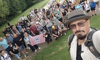 Bei größeren "Pokémon Go"-Events können in Bielefeld auch mal mehr als 100 Menschen allen Alters zusammenkommen. Dennis Kriegs (vorne rechts) organisiert die Treffen. - Dennis Kriegs Bei größeren "Pokémon Go"-Events können in Bielefeld auch mal mehr als 100 Menschen allen Alters zusammenkommen. Dennis Kriegs (vorne rechts) organisiert die Treffen. - Dennis Kriegs