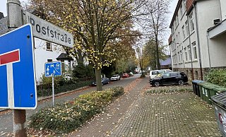 Dort, wo am Nachmittag eher wenig los ist, tummeln sich zu Schulanfangs- und Endzeiten zahlreiche Kinder und Autos vor der Grundschule an der Poststraße. Zu diesen Zeiten soll der Verkehr dort - zunächst in einem Versuch - ausgesperrt werden. - Andreas Sundermeier Dort, wo am Nachmittag eher wenig los ist, tummeln sich zu Schulanfangs- und Endzeiten zahlreiche Kinder und Autos vor der Grundschule an der Poststraße. Zu diesen Zeiten soll der Verkehr dort - zunächst in einem Versuch - ausgesperrt werden. - Andreas Sundermeier
