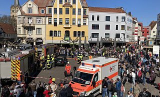 Für einen rappelvollen Alten Markt sorgten die Frewillige Feuerwehr und das DRK Herford mit zwei groß angelegetn Übungen. Es ging um die Rettung einer Person aus einem Auto nach einem Verkehrsunfall. - Matthias Bungeroth Für einen rappelvollen Alten Markt sorgten die Frewillige Feuerwehr und das DRK Herford mit zwei groß angelegetn Übungen. Es ging um die Rettung einer Person aus einem Auto nach einem Verkehrsunfall. - Matthias Bungeroth