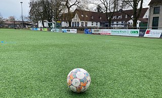 Auf dem Sportplatz in Remmighausen hat ein Zuschauer am Sonntag mit einem Messer offensichtlich unkontrolliert in eine Menschenmenge eingestochen. Der Täter sitzt in Gewahrsam. - Sebastian Lucas Auf dem Sportplatz in Remmighausen hat ein Zuschauer am Sonntag mit einem Messer offensichtlich unkontrolliert in eine Menschenmenge eingestochen. Der Täter sitzt in Gewahrsam. - Sebastian Lucas