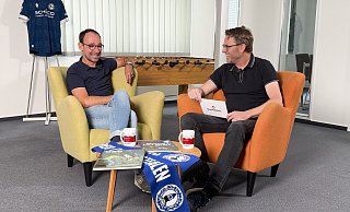 Almgeflüster in der Sommerpause: Auch ohne Gast gibt es für Dirk Schuster (l.) und Gregor Winkler genug zu bereden. - Jan-Philipp Adams Almgeflüster in der Sommerpause: Auch ohne Gast gibt es für Dirk Schuster (l.) und Gregor Winkler genug zu bereden. - Jan-Philipp Adams