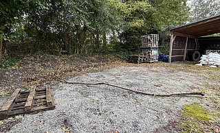Auf dieser Fläche eines Hofes an der Isselhorster Straße standen bis vor Kurzem noch 40 Gitterboxen mit Holz. - Matthias Gans Auf dieser Fläche eines Hofes an der Isselhorster Straße standen bis vor Kurzem noch 40 Gitterboxen mit Holz. - Matthias Gans