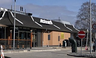 Am Donnerstagmorgen erfolgten letzte Arbeiten, ehe um 14 Uhr die Türen im modernisierten McDonalds in Holzminden eröffnet wurden. - Nicole Fischer Am Donnerstagmorgen erfolgten letzte Arbeiten, ehe um 14 Uhr die Türen im modernisierten McDonalds in Holzminden eröffnet wurden. - Nicole Fischer
