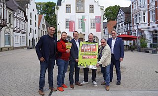 Andreas Tebbe (v. l.), Markus Härmens, Alexander Kleinschmidt, Bernhard Fischer, RainerSchäfers und Dominik Reineke vom Werbering Brakel werben für das Stadtfest. - Stadt Brakel Andreas Tebbe (v. l.), Markus Härmens, Alexander Kleinschmidt, Bernhard Fischer, RainerSchäfers und Dominik Reineke vom Werbering Brakel werben für das Stadtfest. - Stadt Brakel