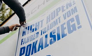 Viele Bielefelder träumen - wie auch dieser Schüco-Fahrer - vom Pokalsieg in Berlin! - Schüco International KG Viele Bielefelder träumen - wie auch dieser Schüco-Fahrer - vom Pokalsieg in Berlin! - Schüco International KG