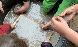 Die Kinder recyceln aus altem Papier Neues. - Hof für Mensch und Tier e.V. Die Kinder recyceln aus altem Papier Neues. - Hof für Mensch und Tier e.V.