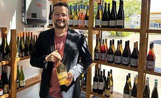 Nicolas Schmetz bietet in seiner Vinothek mehr als 200 verschiedene Weinsorten an. - Max Maschmann Nicolas Schmetz bietet in seiner Vinothek mehr als 200 verschiedene Weinsorten an. - Max Maschmann