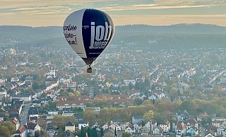 Nicht zu übersehen: Der Jobmesse-Ballon schwebt über der Stadt. - privat Nicht zu übersehen: Der Jobmesse-Ballon schwebt über der Stadt. - privat