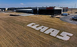 Das Claas-Werk in Omaha/Nebraska (USA). Mehr als 150 Mitarbeiter sind auf dem 65 Hektar großen Betriebsgelände beschäftigt. Davon sind etwa 22.000 Quadratmeter überdacht. - Claas Das Claas-Werk in Omaha/Nebraska (USA). Mehr als 150 Mitarbeiter sind auf dem 65 Hektar großen Betriebsgelände beschäftigt. Davon sind etwa 22.000 Quadratmeter überdacht. - Claas