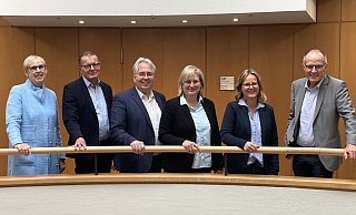 Freuen sich über die Besetzung zweier Schlüsselpositionen in der Schullandschaft: Iris Hohberg und Martin Gusdorf (beide Bezirksregierung), Landrat Jürgen Müller, Petra Vogel-Deutsch (Aufsicht Grundschulen), Daniela Klassen (Aufsicht Förderschulen) und Michael Uhlich (Bezirksregierung, v. l.) im Kreishaus. - Matthias Bungeroth Freuen sich über die Besetzung zweier Schlüsselpositionen in der Schullandschaft: Iris Hohberg und Martin Gusdorf (beide Bezirksregierung), Landrat Jürgen Müller, Petra Vogel-Deutsch (Aufsicht Grundschulen), Daniela Klassen (Aufsicht Förderschulen) und Michael Uhlich (Bezirksregierung, v. l.) im Kreishaus. - Matthias Bungeroth