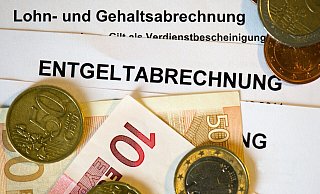Der Streit zwischen Union und SPD über die Auslegung des Koalitionsvertrags geht weiter, auch in puncto Mindestlohn. - Arno Burgi/dpa-Zentralbild/dpa Der Streit zwischen Union und SPD über die Auslegung des Koalitionsvertrags geht weiter, auch in puncto Mindestlohn. - Arno Burgi/dpa-Zentralbild/dpa