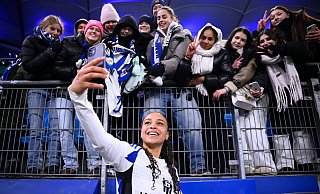 Lisa Baum vom Hamburger SV macht Selfies mit Fans im Volksparkstadion. - Gregor Fischer/dpa Lisa Baum vom Hamburger SV macht Selfies mit Fans im Volksparkstadion. - Gregor Fischer/dpa
