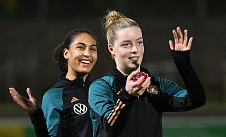 Nationalspielerin Alara Sehitler (r) bleibt beim FC Bayern. - Marijan Murat/dpa Nationalspielerin Alara Sehitler (r) bleibt beim FC Bayern. - Marijan Murat/dpa