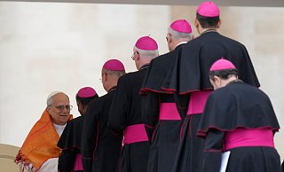 Der neue Papst Leo XIV. hat eine alte Tradition wiederbelebt - den sogenannten Konklave-Bonus. (Archivbild) - Gregorio Borgia/AP/dpa Der neue Papst Leo XIV. hat eine alte Tradition wiederbelebt - den sogenannten Konklave-Bonus. (Archivbild) - Gregorio Borgia/AP/dpa