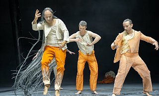 Szene aus dem Stück "Warten auf Godot" mit den Schauspielern David Lukowczyk (v.l., Lucky), Kai Benno Vos (Estragon) und Thomas Kaschel (Wladimir). - Tobias Kreft Szene aus dem Stück "Warten auf Godot" mit den Schauspielern David Lukowczyk (v.l., Lucky), Kai Benno Vos (Estragon) und Thomas Kaschel (Wladimir). - Tobias Kreft